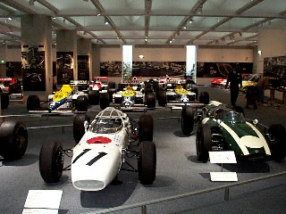 japan_museum_cars1_small.jpg (48071 bytes)