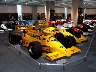 japan_museum_cars2_small.jpg (51287 bytes)